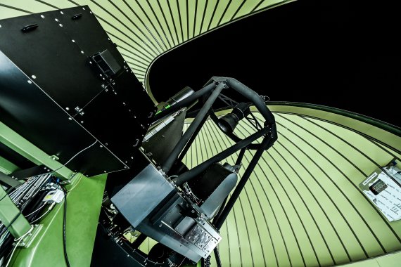 공군 ‘전자광학위성감시체계'(EOSS)가 우주 물체를 관측하기 위해 돔을 열고 가동을 준비하고 있는 모습. 사진=공군 제공