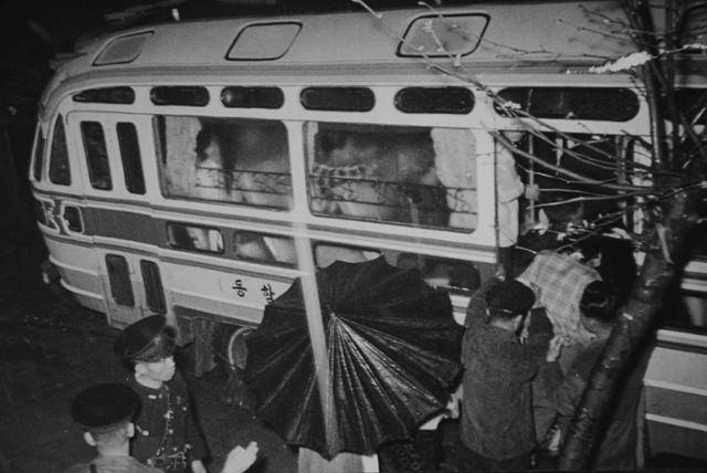 1960년 4월 14일 경남 마산 시내 모습. 통금 위반자들을 버스에 실어 이송하고 있다. 한국일보 자료사진