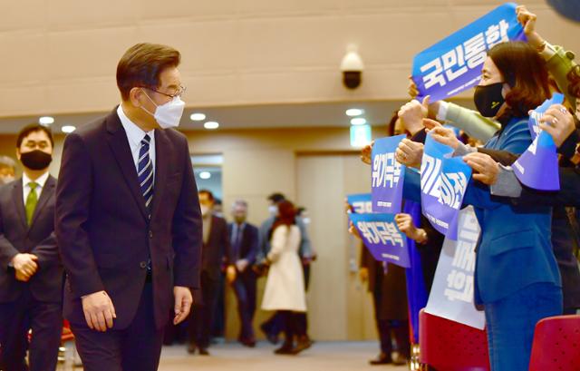 이재명(왼쪽) 더불어민주당 대선후보가 5일 오전 광주 서구 김대중컨벤션센터에서 열린 '국가비전·국민통합위원회 광주 비전회의'에 참석해 지지자들과 인사를 하고 있다. 광주=뉴시스