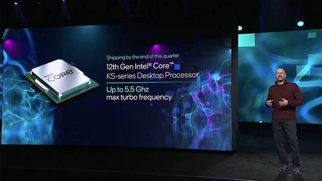 그레고리 브라이언트 인텔 수석 부사장 5.5GHz로 동작하는 12세대 인텔 코어 KS 시리즈를 소개하고 있다. 출처=인텔