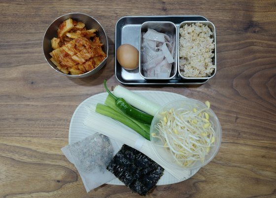 김치밥국에 들어가는 재료. 사진 김혜준