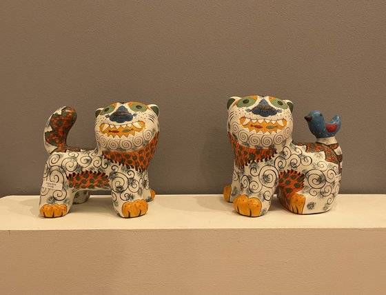 장미경의 호랑이 캐릭터 도자 조각 작품. [사진 이은주]