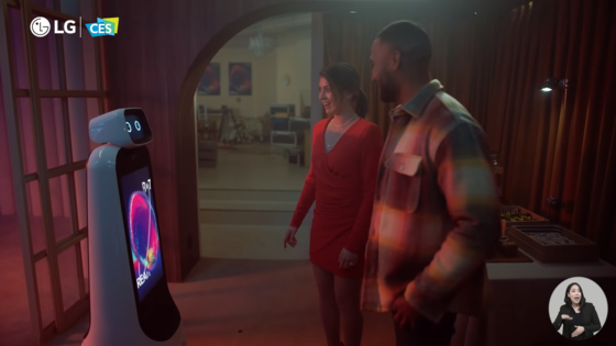 The “LG World Premiere” presentation shows people being guided by an interactive robot on Wednesday. [SCREEN CAPTURE]