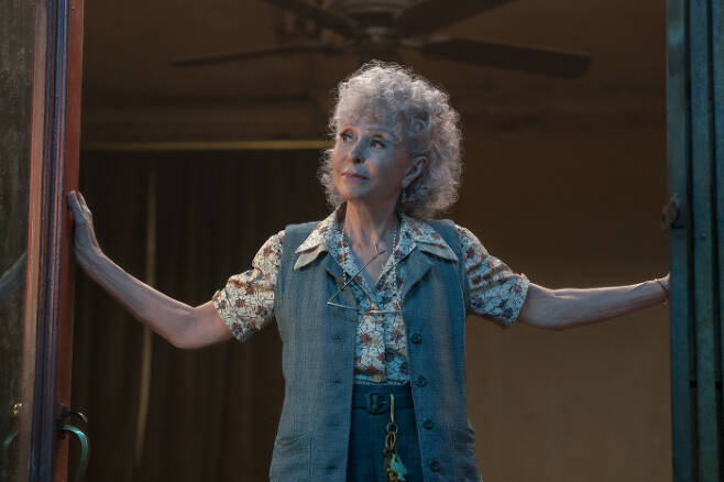 Rita Moreno as Valentina in 20th Century Studios` WEST SIDE STORY. [사진 제공 = 월트디즈니컴퍼니코리아]
