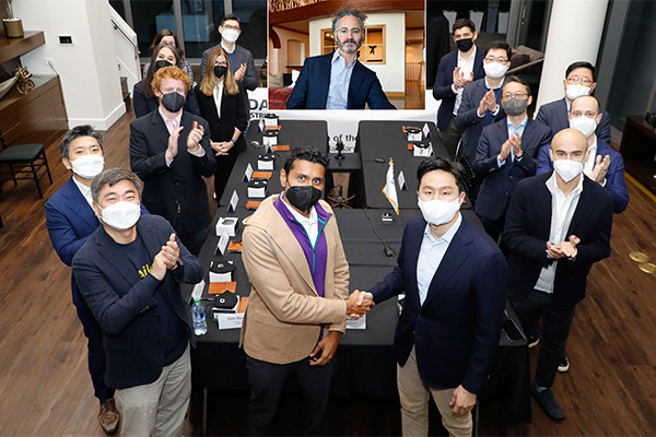 Kisun Chung, CEO of Hyundai Heavy Industries Holdings, on the right in the front row, and Shyam Sankar, COO of Palantir on the left; and Alexander C. Karp, CEO of Palantir in the video in the upper center of the photo.