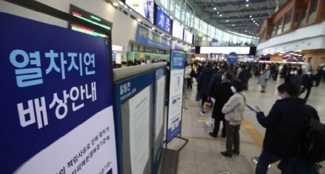 부산행 KTX-산천 열차가 영동터널 부근에서 탈선하는 사고가 난 5일 오후 서울역에서 시민들이 열차표를 구매하고 있다.[사진 = 연합뉴스]