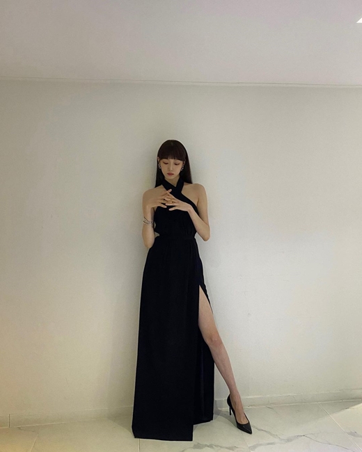 Actor Lee Sung-kyung showed off her perfect figure from the model.Lee Sung-kyung posted several photos on his instagram on the 5th with the article New Years Eve.In the public photos, Lee Sung-kyung is present at the time of attending 2021 SBS Acting Grand Prize on the 31st.Lee Sung-kyungs endless glamour in a black sleeveless dress evokes admiration.Meanwhile, Lee Sung-kyung chose cable channel tvN new drama Starfall as his next work.Starfall means star people who clean up the shit of stars (STARs), which is a work that draws romantic comedy filled with love of Oh Han-bum, the manager of management promotion team at the forefront of star care, and his natural enemy and complete top star.