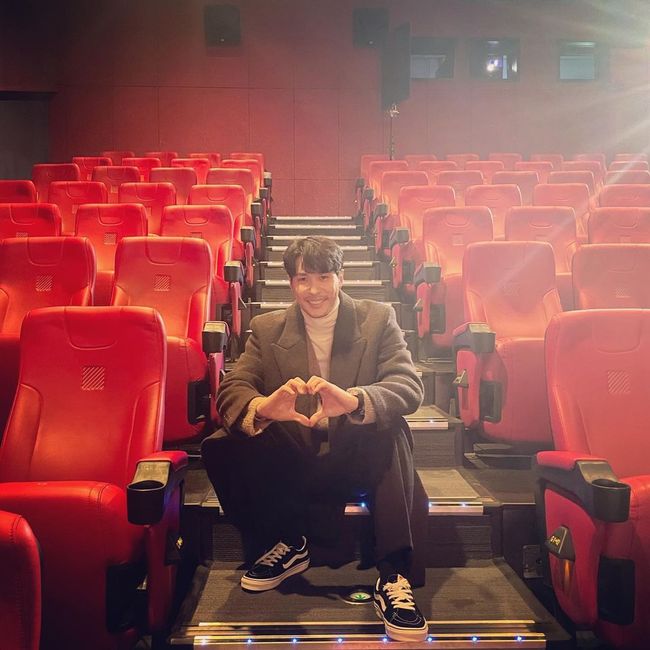 Actor Kim Ji-seok boasted a sweet side.On the afternoon of the 4th, Kim Ji-seok posted several self-portraits on his personal SNS, saying, I sat everywhere and borrowed it for you!In the photo, Kim Ji-seok is sitting on the stairs of the movie theater and posing for the camera.Kim Ji-seok matched the turtleneck with long coat, wide pants and sneakers, and perfected the warm boyfriend look.However, Kim Ji-seok soon made a lonely atmosphere with a look of I am bluffing and just shooting.In particular, fellow actor Lee Sang-yeop made a comment saying, I did not receive the phone because of this.Meanwhile, Kim Ji-seok is currently communicating with global fans through his personal YouTube channel Kim Ji-seok [Jewel in Myself].Kim Ji-seok SNS