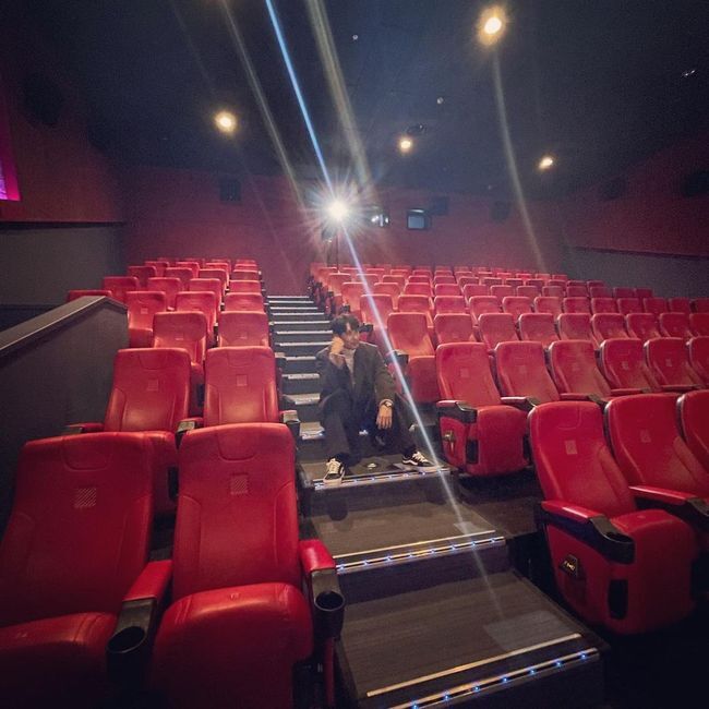 Actor Kim Ji-seok boasted a sweet side.On the afternoon of the 4th, Kim Ji-seok posted several self-portraits on his personal SNS, saying, I sat everywhere and borrowed it for you!In the photo, Kim Ji-seok is sitting on the stairs of the movie theater and posing for the camera.Kim Ji-seok matched the turtleneck with long coat, wide pants and sneakers, and perfected the warm boyfriend look.However, Kim Ji-seok soon made a lonely atmosphere with a look of I am bluffing and just shooting.In particular, fellow actor Lee Sang-yeop made a comment saying, I did not receive the phone because of this.Meanwhile, Kim Ji-seok is currently communicating with global fans through his personal YouTube channel Kim Ji-seok [Jewel in Myself].Kim Ji-seok SNS