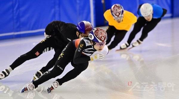 5일 충북 진천국가대표선수촌에서 열린 ‘2022 베이징 동계올림픽 G-30 미디어데이’ 종목별 공개 훈련에서 쇼트트랙 최민정이 혼성 계주 연습을 하고 있다. 진천 | 주현희 기자 teth1147@donga.com