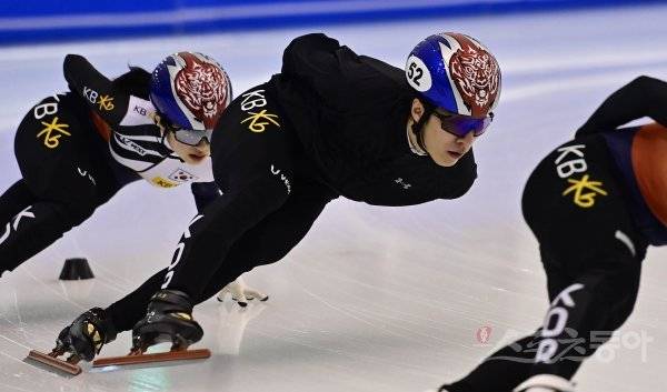 5일 충북 진천국가대표선수촌에서 열린 ‘2022 베이징 동계올림픽 G-30 미디어데이’ 종목별 공개 훈련에서 쇼트트랙 황대헌이 혼성 계주 연습을 하고 있다. 진천 | 주현희 기자 teth1147@donga.com