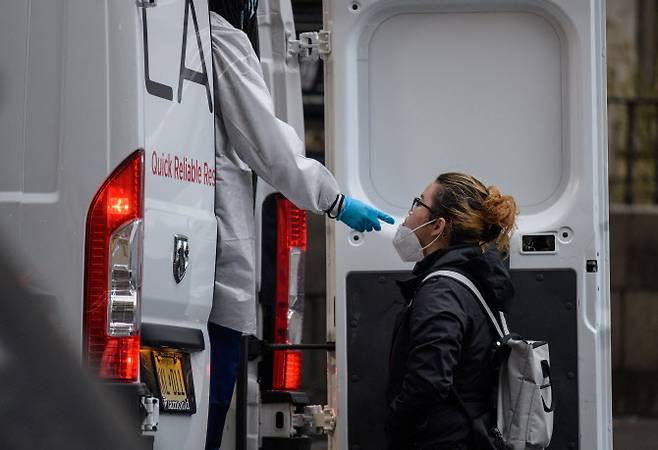 5일(현지시간) 미국 뉴욕시에서 한 시민이 코로나19 검사를 받고 있다. (사진=AFP)