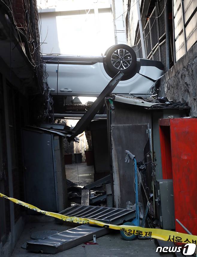 6일 오전 8시 30분께 서울 중구 숭례문 인근에 있는 한 민영 주차장에서 차량 1대가 야외로 추락해 지붕에 걸쳐져 있다.  2022.1.6/뉴스1 © News1 김명섭 기자