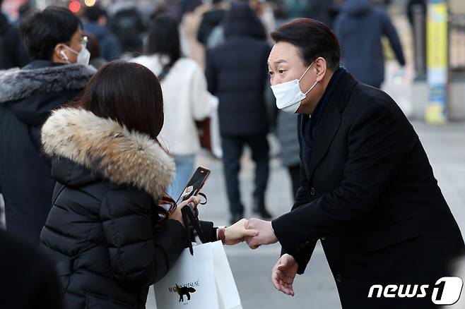 윤석열 국민의힘 대선후보가 6일 오전 서울 영등포구 여의도역 인근에서 출근길 인사를 하고 있다. 2022.1.6/뉴스1 © News1 이승배 기자