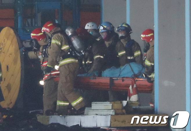 경기도 평택시의 한 신축 냉동창고 공사장 화재 진압에 나선 소방관 3명이 실종된 가운데 6일 오후 실종 소방관을 구조해 병원으로 호송하고 있다. 2022.1.6/뉴스1 © News1 김영운 기자