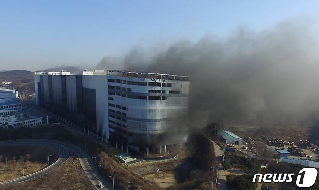 경기 평택시의 한 물류센터 신축 공사장 화재 모습. /뉴스1