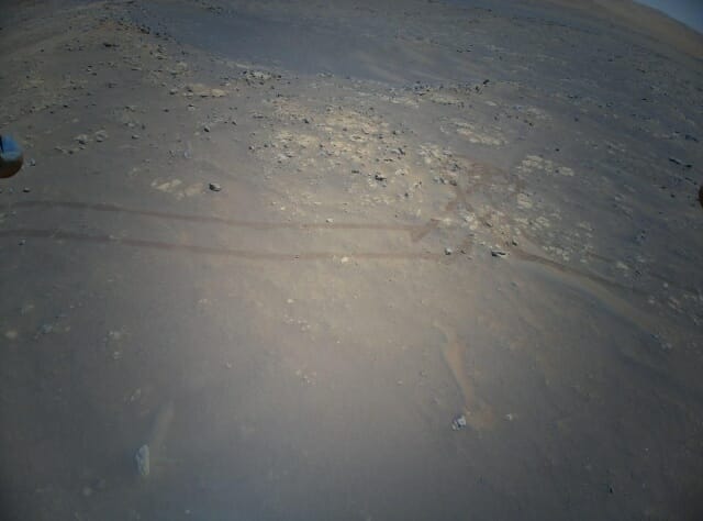 이번 19번째 비행에서 인제뉴어티가 착륙할 곳. 목표 착륙 지점은 이미지 가운데 ‘퍼시비어런스’ 로버의 트랙 자국이 나 있는 바로 아래 지역이다. (사진=NASA/JPL-칼텍)