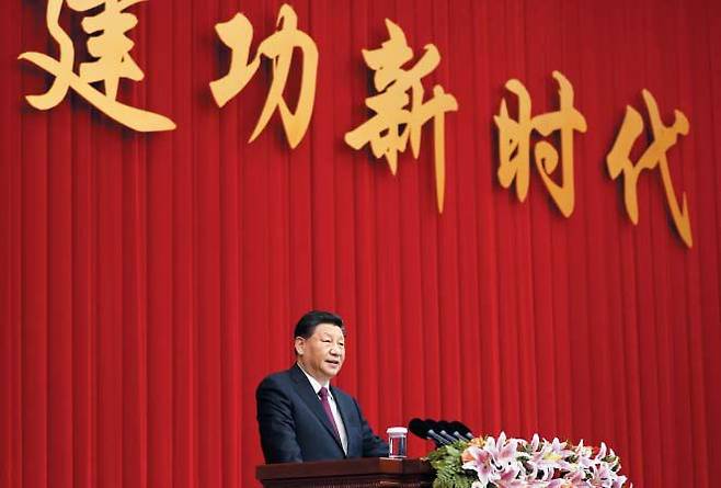 시진핑 신년회견 - 시진핑 중국 국가주석이 지난달 31일 중국인민정치협상회의(정협) 전국위원회 신년 회견에서 연설하고 있다. 시 주석은 이날 “조국의 완전한 통일을 실현하는 것은 양안(중국·대만) 동포들의 공통된 염원”이라고 말했다. 이 발언이 대만에 대한 무력 사용을 시사한 것으로 해석되자 차이잉원 대만 총통은 다음 날 “베이징의 군사적 모험주의 확장을 막도록 일깨워 줘야 한다”며 반발했다. /AP 연합뉴스