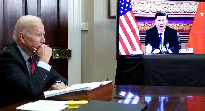 조 바이든(왼쪽) 미국 대통령이 지난 11월 15일(현지시간) 워싱턴DC 백악관의 루스벨트 룸에서 화상을 통해 시진핑 중국 국가주석과 정상회담을 하고 있다. 이번 회담은 지난 1월 바이든 대통령 취임 후 10개월 만에 처음 열리는 것이다. 2021.11.16 /AFP 연합뉴스