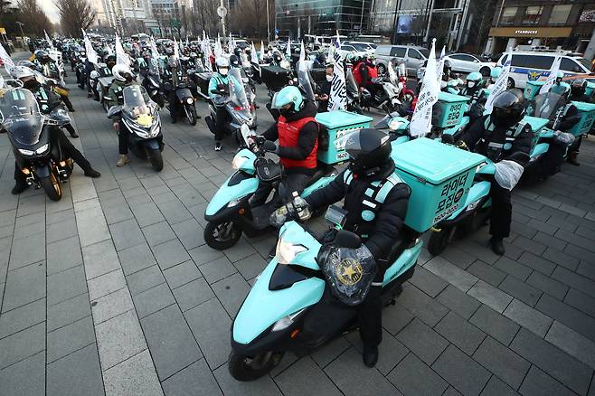 12월 23일 오후 서울 송파구 배달의민족 본사 인근에서 열린 '배달의 민족 임금교섭 승리!' 배달노동자 결의대회에서 배달료 인상 및 픽업거리 할증 도입을 촉구하며 행진을 하고 있다. / 연합뉴스