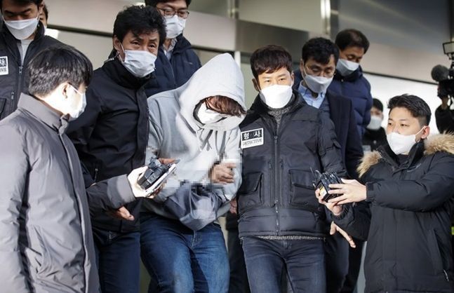 신변보호 여성의 집을 찾아가 가족을 살해한 혐의를 받는 이석준이 지난달 17일 오전 서울 송파경찰서에서 나와 검찰로 송치되고 있다. ⓒ연합뉴스