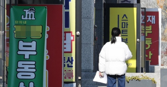 한 시민이 서울의 부동산공인중개업소 밀집 지역을 지나가고 있다. <연합뉴스>