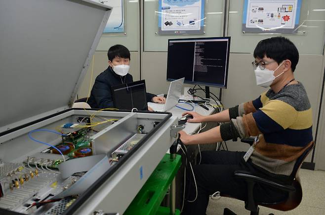 6일 대전 유성구 ETRI에서 연구원이 5G-위성 다중연결망 시연을 위해 기지국 장비를 점검하고 있다.