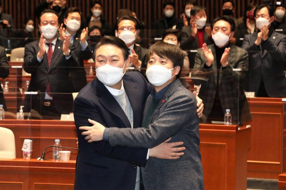 윤석열 국민의힘 대선 후보와 이준석 대표가 6일 오후 서울 여의도 국회에서 열린 의원총회에서 포옹하고 있다. (공동취재사진) 사진=뉴시스화상