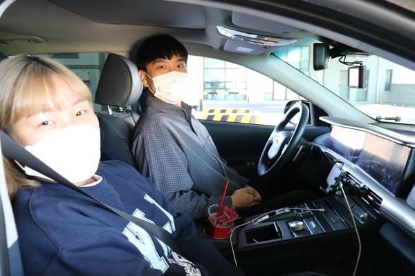 수소차를 구입한 류호준 씨 커플은 수소충전소를 누구보다 반겼다.