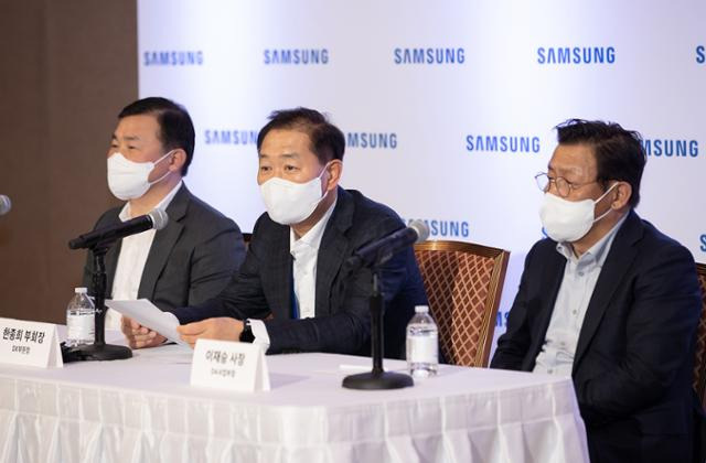 삼성전자 주요 경영진이 6일 CES 2022가 열리는 미국 라스베이거스에서 기자간담회를 열고 올해 사업 전략을 발표했다. 왼쪽부터 노태문 사장(MX사업부장), 한종희 부회장(DX부문장), 이재승 사장(생활가전사업부장). 삼성전자 제공
