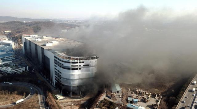 6일 경기 평택시 청북면 고렴리 ‘팸스 평택 캠프’ 신축공사 현장 1층에서 화재가 발생해 검은 연기가 치솟고 있다. 평택=고영권 기자