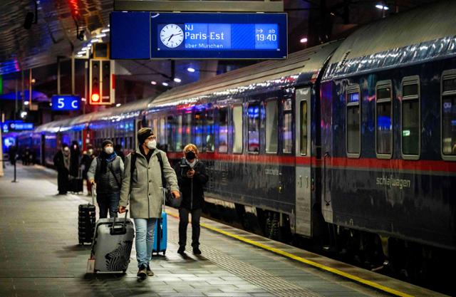 지난달 13일 오스트리아 수도 빈의 중앙역에서 프랑스 파리를 오가는 첫 야간 열차 나이트제트의 승객들이 탑승을 기다리고 있다. AFP 연합뉴스