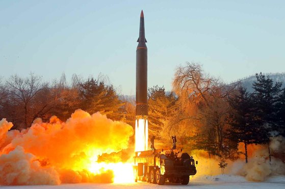 북한 국방과학원이 5일 극초음속미사일 시험발사를 진행했다고 노동당 기관지 노동신문이 6일 보도했다. 뉴스1