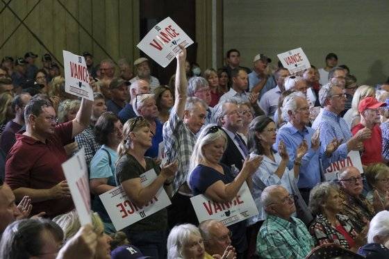 밴스의 지지자들. 그에 대해선 공화당 내에서도 찬반이 엇갈린다. AP=연합뉴스