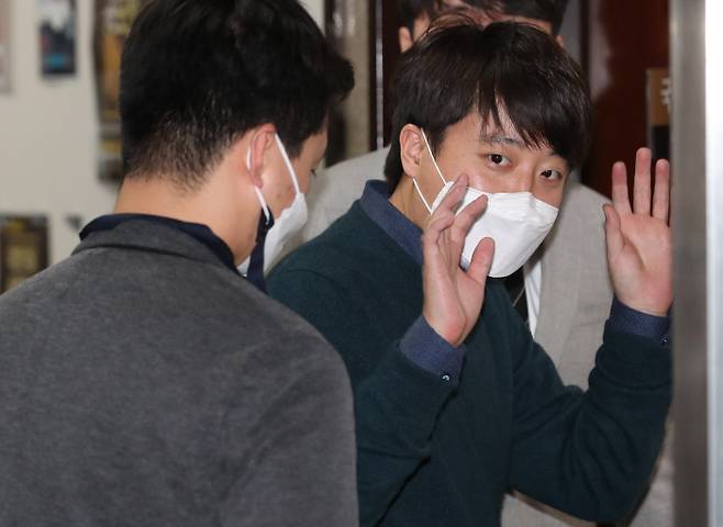 이준석 국민의힘 대표가 6일 오후 서울 여의도 국회 당대표실 앞에서 발언한 후 대표실로 들어가고 있다. 국회사진기자단