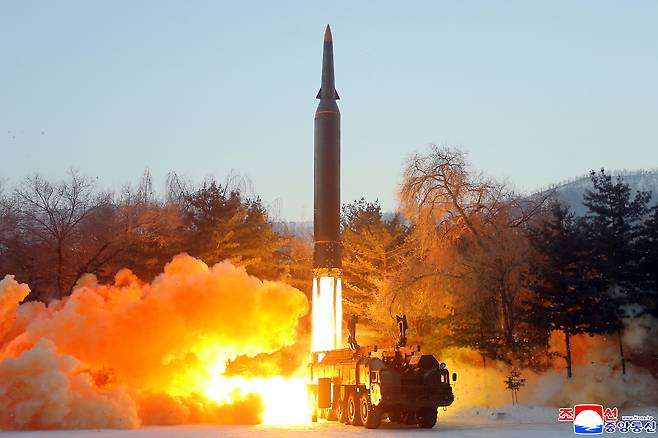 북한이 전날 극초음속 미사일을 시험 발사했다고 확인했다. [사진 = 연합뉴스]
