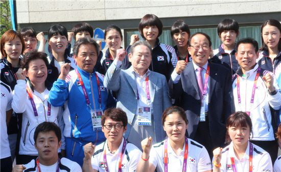 고(故) 이건희 삼성 회장이 2012년 런던올림픽 당시 선수단을 만나 화이팅을 외치고 있다. [사진 제공 = 삼성전자]