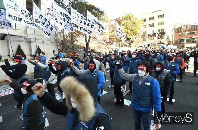 CJ대한통운이 전국택배노동조합 CJ대한통운지부의 총파업 중단을 요구했다. 사진은 서울 중구 CJ 본사 앞 전국택배노조 조합원들./사진=장동규 기자