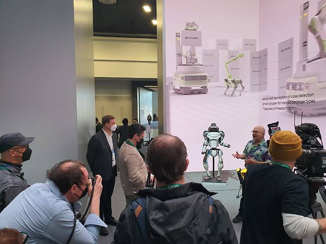 보스턴 다이내믹스 마크 레이버트 회장이 CES2022 현대차 부스에서 휴머노이드 로봇 아틀라스에 대해 설명하고 있다. [원호연 기자][원호연 기자]