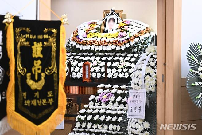 [평택=뉴시스] 김종택 기자 = 경기도 평택시 신축 공사장 화재현장에서 순직한 고 이형석 소방경의 빈소가 6일 오후 평택 제일장례식장에 마련돼 있다. 2022.01.06. jtk@newsis.com