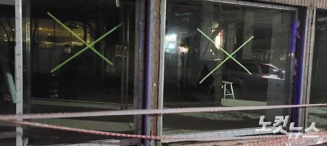 텅빈 성매매 업소 유리문에 엑스자 모양으로 테이프가 붙여있는 모습. 박창주 기자