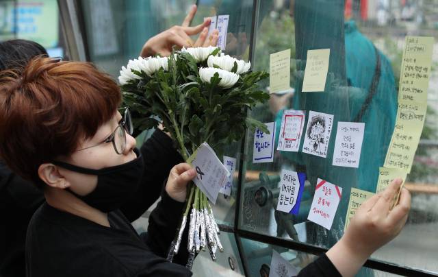 ▲ 강남역 여성 살인사건이 일어난 서울 강남역 10번 출구 앞에서 시민들이 추모 메시지가 적힌 포스트잇을 붙이고 있다. ⓒ연합뉴스