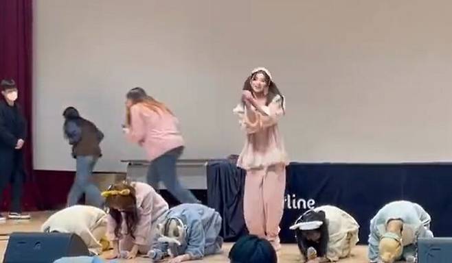 팬 사인회에서 한국인 멤버들이 큰절을 하는 동안 중국식 인사를 하는 이런(출처=웨이보)