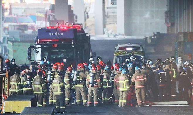 6일 경기도 평택시의 한 신축 공사장 화재 현장에서 실종됐던 소방관이 구급차로 이송되고 있다. 연합뉴스