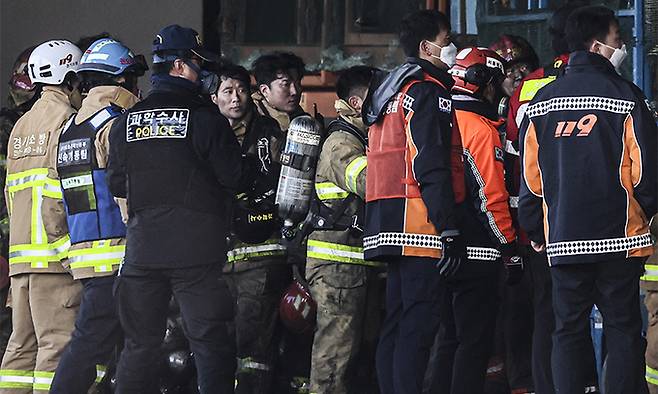6일 경기도 평택시의 한 신축 공사장 화재 현장에서 소방관들이 실종됐던 소방관의 이송 모습을 지켜보고 있다. 연합뉴스