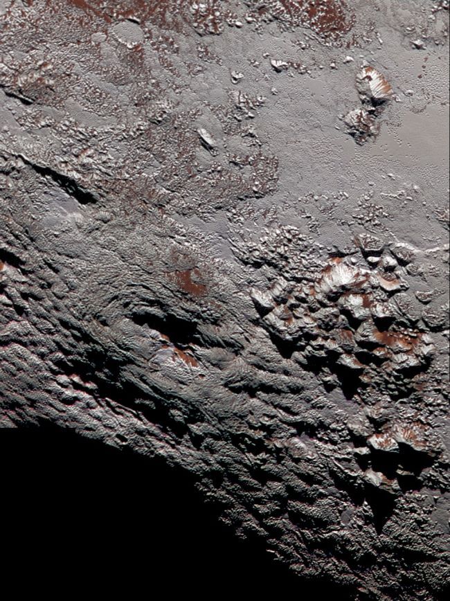 뉴호라이즌스호가 촬영한 얼음화산으로 추정되는 명왕성의 라이트 몬스. 얼음화산(cryovolcanoes)은 물 혹은 메탄, 암모니아 등이 액체 상태로 분출되는 화산을 말하는 것으로 지구에는 존재하지 않는다