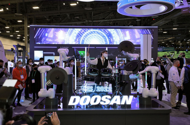 5일(현지 시간) ‘CES 2022’에 전시된 두산로보틱스의 협동 로봇이 드럼을 치고 있다./사진 제공 = 두산