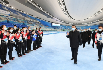 시진핑 중국 국가주석이 2022 베이징 동계 올림픽 개막을 한 달 앞둔 지난 4일 베이징의 국가 스피드 스케이팅 경기장을 방문해 선수들과 인사를 나누고 있다. ⓒ연합뉴스
