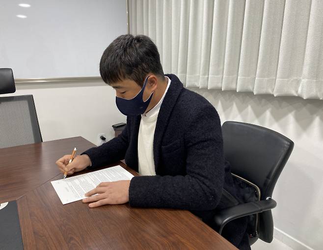계약서에 사인을 하는 롯데 정훈. 롯데 자이언츠 제공