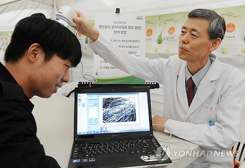 탈모 검진 [연합뉴스 사진자료]